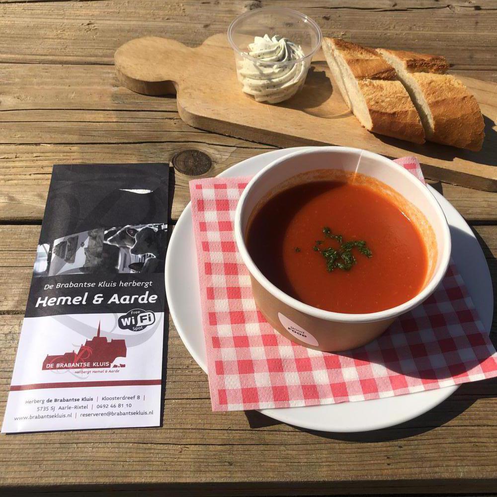 Fresh tomato soup with meatballs