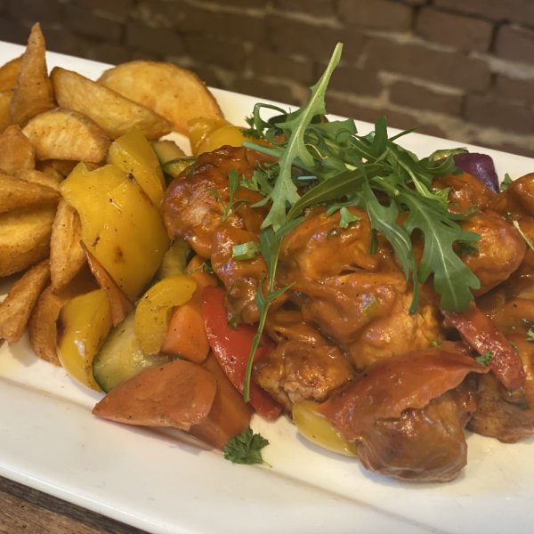 Varkenshaasmedaillons met champignonsaus, met seizoensgroenten, aardappel wedges en mayonaise