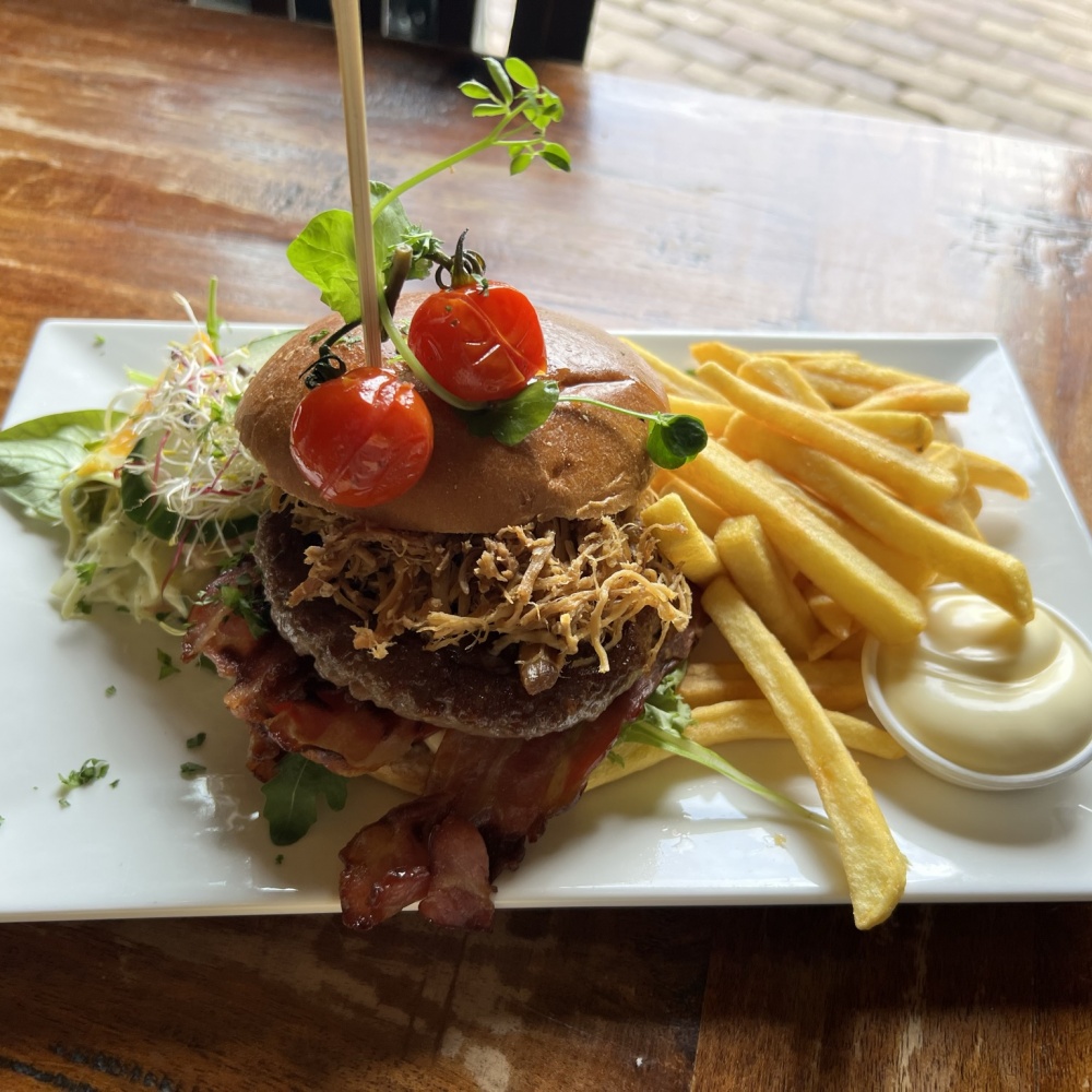 Beefburger van de Chef; met pulled pork, bacon, truffelmayonaise, aardappel wedges en mayonaise