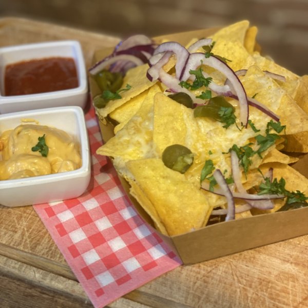 Nacho's with seasoned minced meat, served with cheese sauce, jalapenos, red onion and tomato salsa
