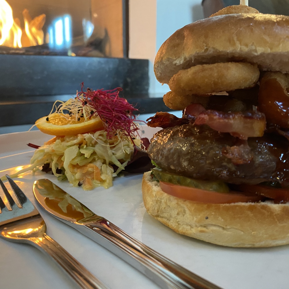 Beefburger BBQ met gefrituurde uienringen, bacon, aardappel wedges en mayonaise