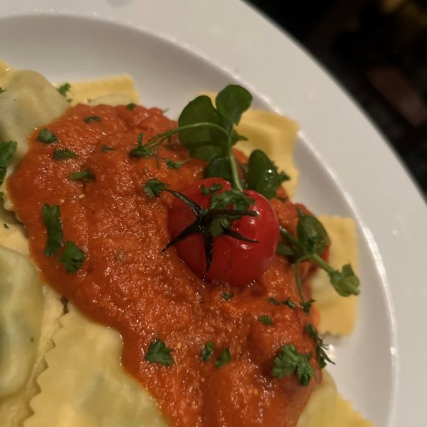 Ravioli van bospaddenstoelen met truffelsaus